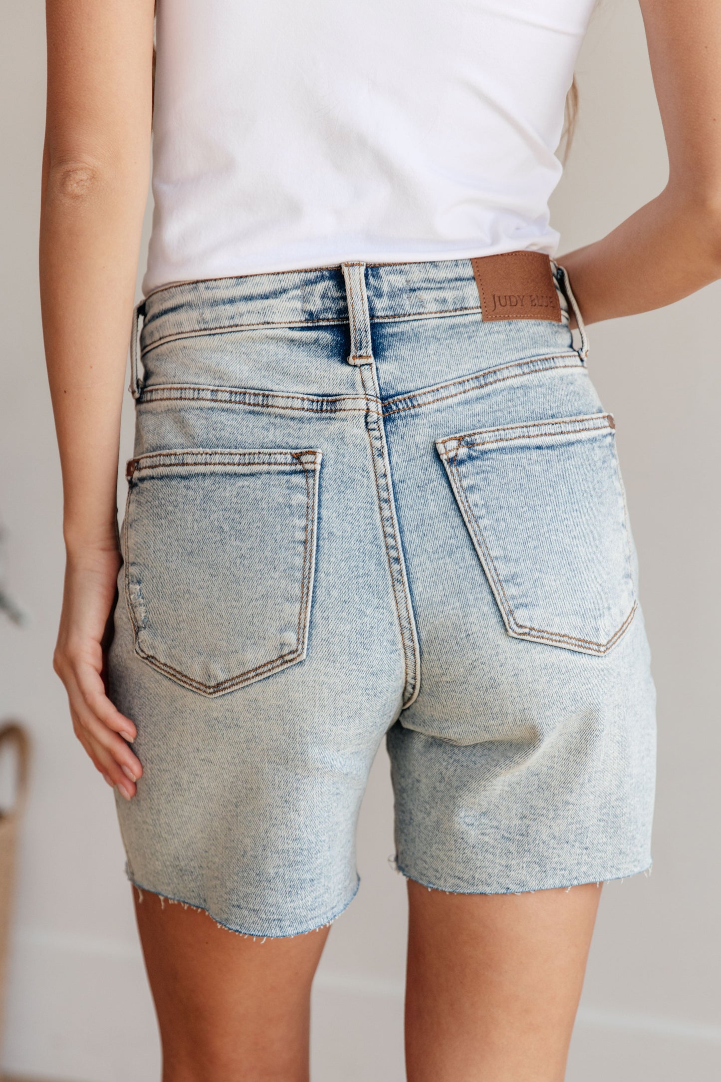 Shorts estilo boyfriend desgastados con lavado mineral y talle alto Cindy