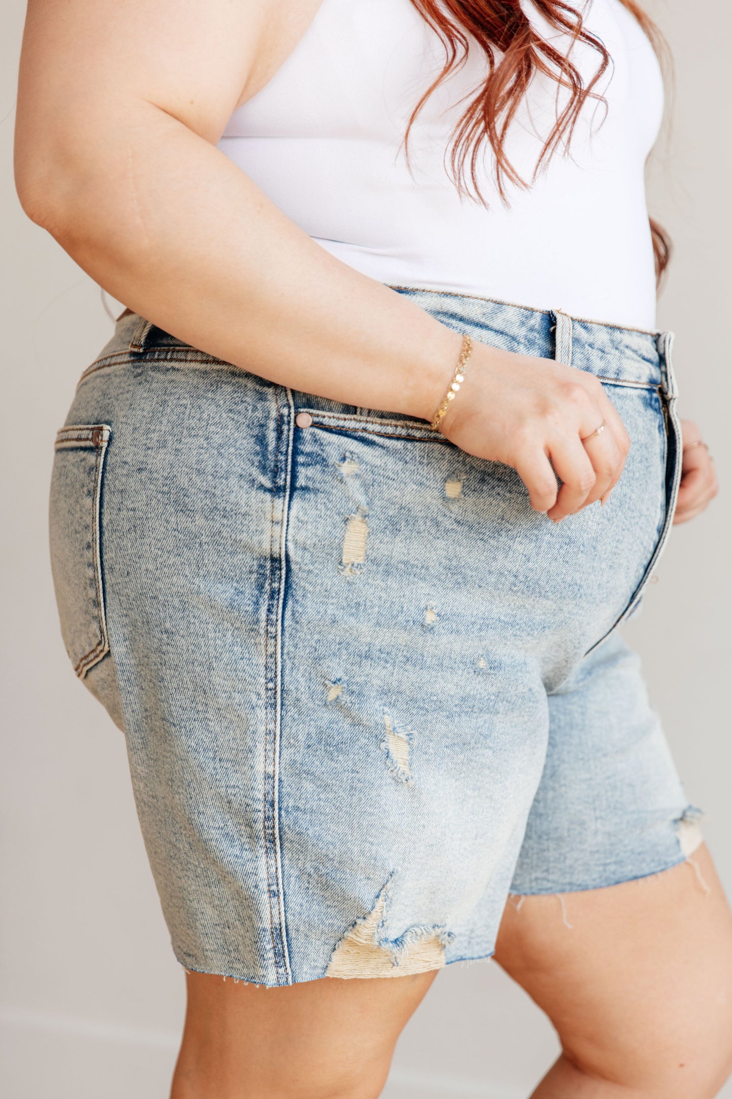 Shorts estilo boyfriend desgastados con lavado mineral y talle alto Cindy